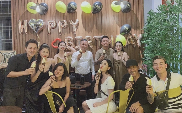 Vợ chồng Tuấn Hưng, gia đình Đăng Khôi vui vẻ ăn kem cùng bạn bè trong tiệc sinh nhật. 