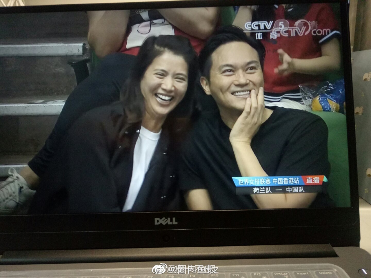  Viên Vịnh Nghi và Trương Trí Lâm nhắng nhít bên nhau khi cùng đi xem bóng chuyền.