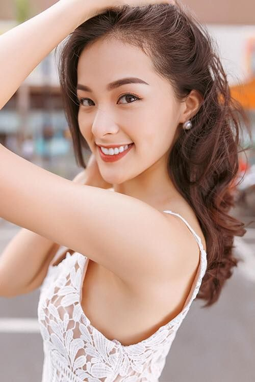 Hạ Vi sinh năm 1993, là hotgirl, diễn viên trẻ của showbiz Việt. Tên tuổi của cô gắn liền với biệt danh 