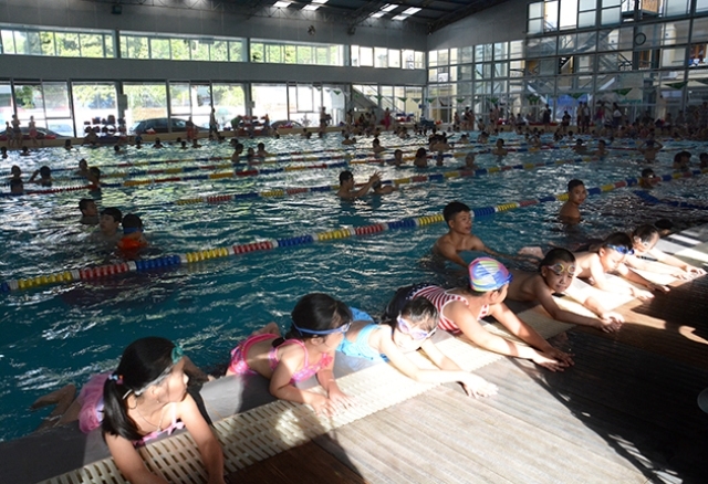 Hình ảnh dạy bơi trên Website của Công ty Cổ phần Thể thao và Giải trí Bằng Linh.
