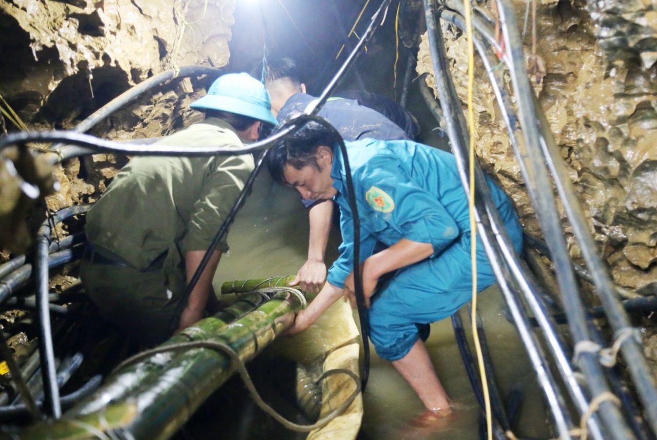 Lực lượng chức năng hút nước giải cứu người đàn ông mắc kẹt trong hang đá suốt 8 ngày qua. (Ảnh: Báo Lào Cai).