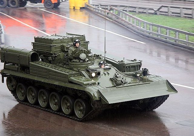 Xe cứu kéo BREM-1M có phần thân tương tự xe tăng chiến đấu chủ lực T-90S nhưng trên nóc đã tháo bỏ tháp pháo để thay thế bằng một chiếc cần cẩu.