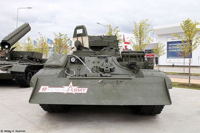 Thông số kỹ chiến thuật cơ bản của BREM-1M bao gồm trọng lượng 45 tấn, chiều dài 7.980 mm, chiều rộng 3.460 mm, chiều cao 2.425 mm, khoảng sáng gầm 440 mm, kíp điều khiển của BREM-1M gồm 3 người tương tự T-90.