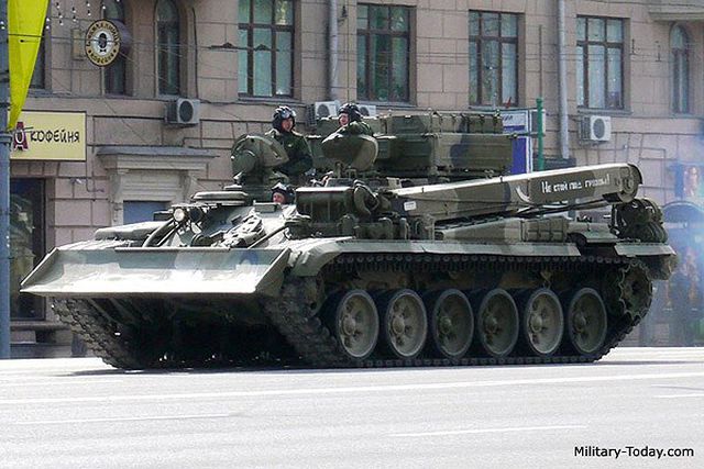 BREM-1M có thể đạt tốc độ tối đa 65 km/h trên đường tốt; tầm hoạt động 700 km, thông số này còn 460 - 650 km nếu chạy trên đường gồ ghề hoặc chỉ còn 150 - 430 km nếu nó kéo theo một chiếc xe tăng T-72 hoặc T-90.