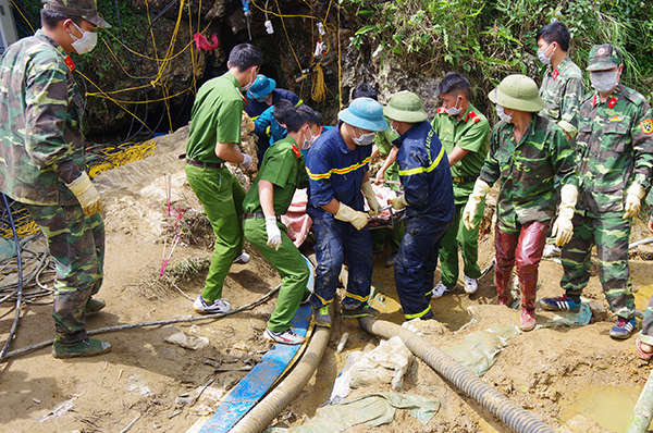 Lực lượng chức năng đưa thi thể nạn nhân mắc kẹt trong hang đá ra ngoài sau 10 ngày tìm kiếm.
