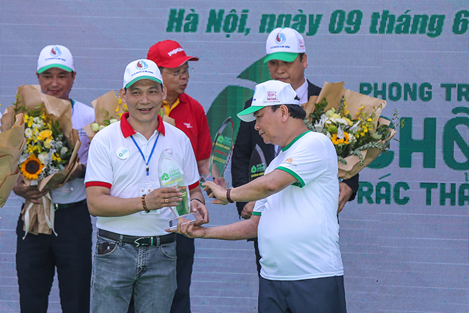 Thủ tướng Nguyễn Xuân Phúc trao cup Liên minh chống rác thải nhựa cho ông Phạm Ngọc Long - Giám đốc Công ty Cổ phần Quốc tế Thịnh Đạt.