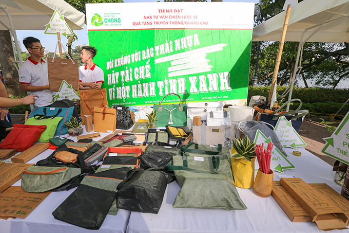 Gian hàng của Thịnh Đạt trưng bày những sản phẩm thân thiện với môi trường tại Lễ ra quân chống rác thải nhựa.