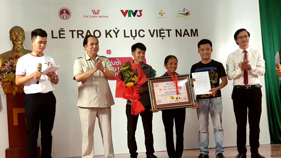Bà Tân cùng con trai nhận tấm bằng xác lập kỷ lục Việt Nam (Ảnh Tri Thức Trẻ)
