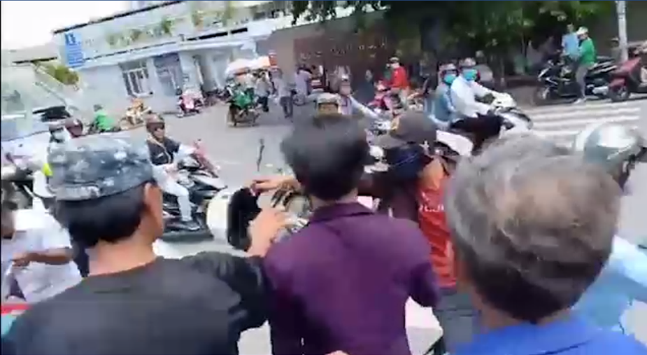 Hai nam thanh niên lên xe máy bỏ đi trước sự bức xúc của người dân.