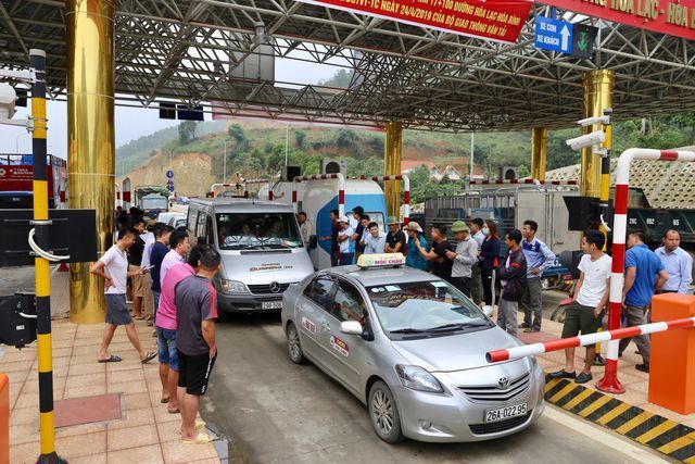Tin tức tai nạn giao thông ngày 12/6: Hỗn loạn tại BOT Hòa Lạc - Hòa Bình. (Ảnh: Dân Trí).