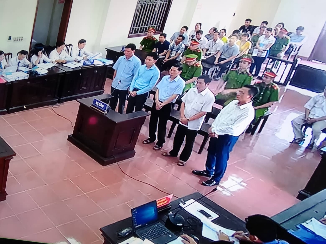 Phiên xử phúc thẩm cựu bác sĩ Hoàng Công Lương cùng 4 bị cáo trong vụ chạy thận làm 9 người chết xảy ra tại Bệnh viện đa khoa tỉnh Hòa Bình.