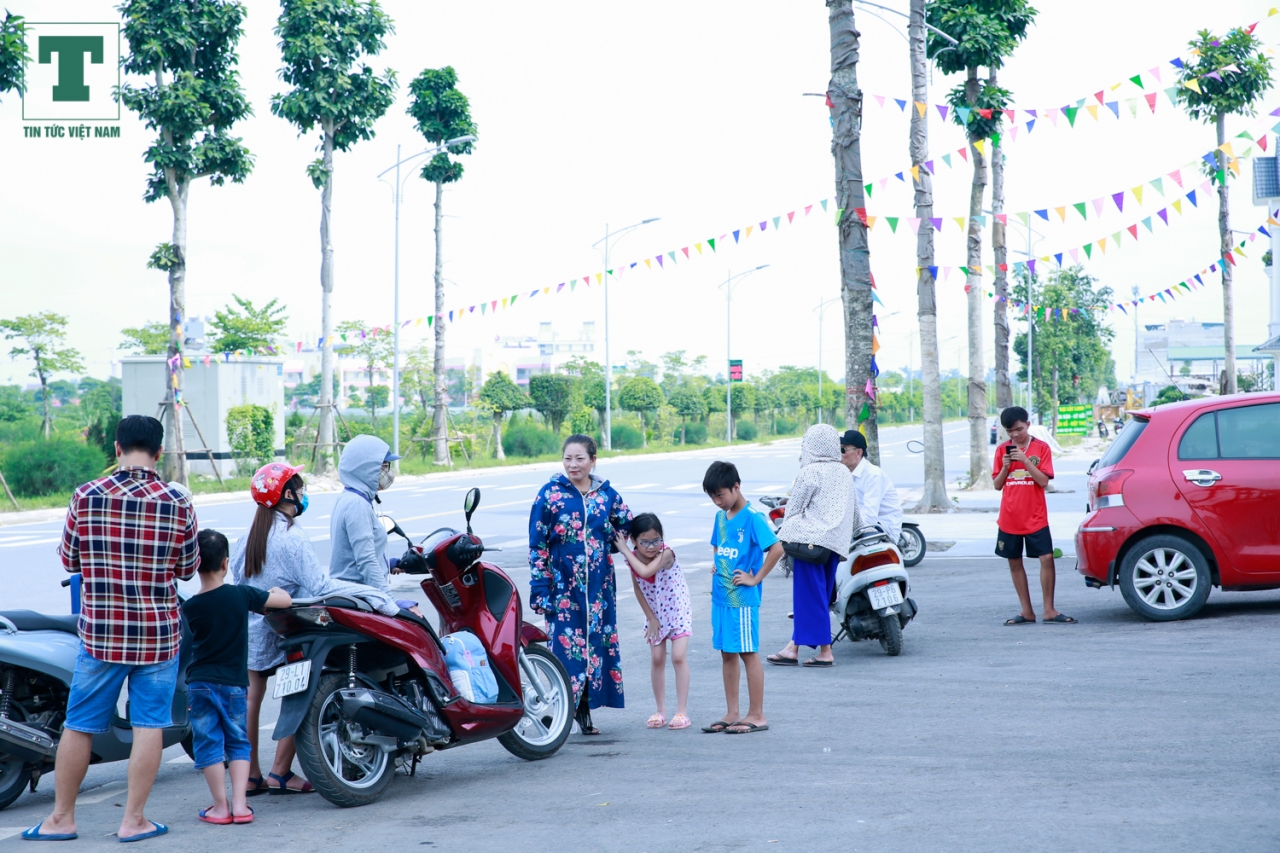 Bất chấp việc Công viên nước Thanh Hà chưa đủ điều kiện hoạt động nhưng vào chiều 13/6, nhiều phụ huynh vẫn đưa con đến đây để được vui chơi.