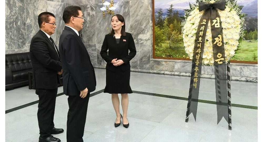 Kim Yo Jong, em gái của nhà lãnh đạo Triều Tiên Kim Jong Un, nói chuyện với các quan chức Hàn Quốc khi tới viếng cựu đệ nhất phu nhân Hàn Quốc Lee Hee Ho.