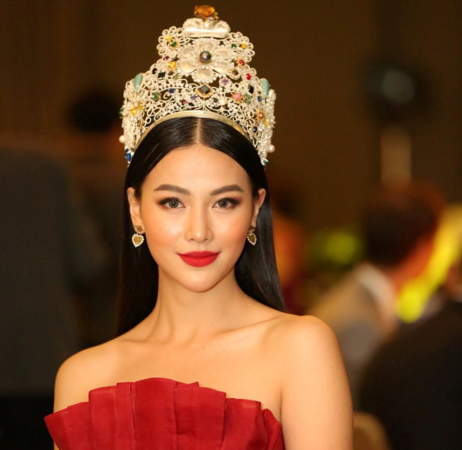 Hoa hậu Phương Khánh đội vương miện 3,5 tỷ đồng đảm nhận vai trò giám khảo cuộc thi Miss Earth Singapore 2019. 