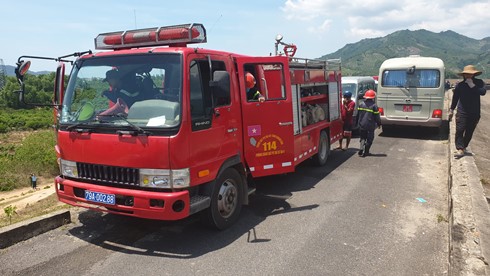 Xe cứu hỏa được huy động đến dập lửa. (Ảnh: Báo Khánh Hòa Online).