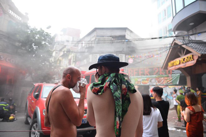 Cháy khách sạn trên phố cổ Hà Nội lúc sáng sớm, nhiều người chỉ kịp choàng khăn tắm hốt hoảng tháo chạy - Ảnh 7.