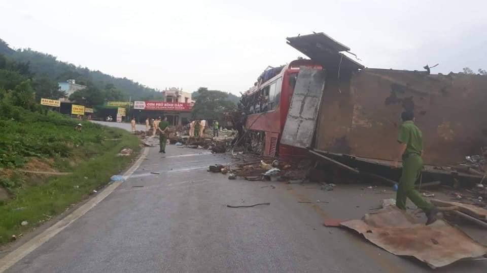 Hiện trường vụ tai nạn xe khách làm 41 người thương vong ở Hòa Bình. (Ảnh: FB).