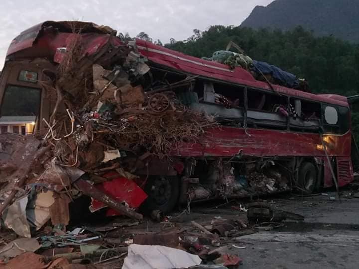 Hiện trường vụ tai nạn xe khách đối đầu xe tải ở Hòa Bình làm 41 người thương vong.