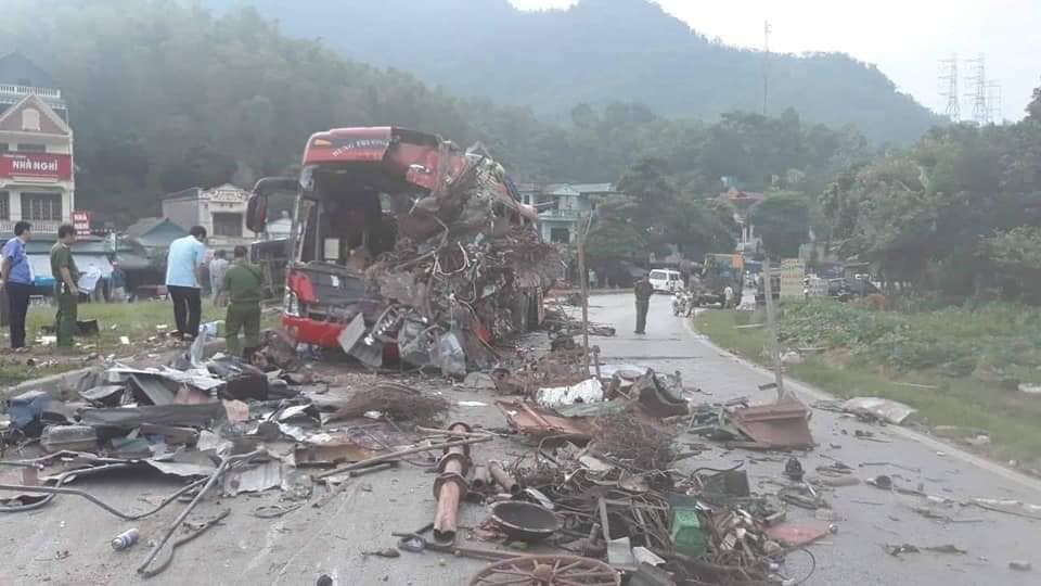 Hiện trường vụ tai nạn xe khách đối đầu xe chở sắt vụn làm 41 người thương vong ở Mai Châu (Hòa Bình).