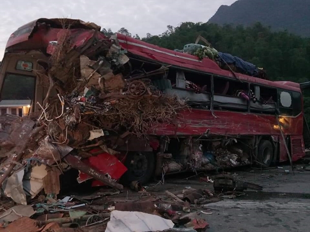 Tin tức tai nạn giao thông ngày 18/6: Hiện trường vụ xe khách giường nằm đối đầu xe chở sắt vụn làm 41 người thương vong ở Hòa Bình.