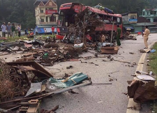 Hiện trường vụ tai nạn giao thông xe khách giường nằm đối đầu xe tải chở sắt vụn làm 34 người thương vong ở Hòa Bình.