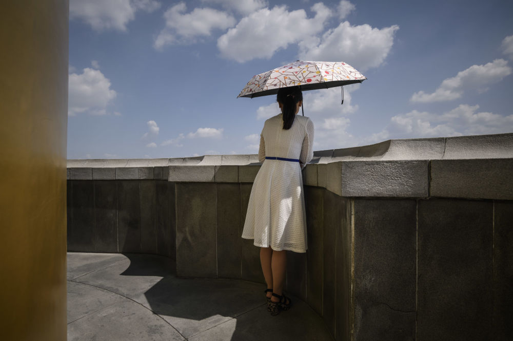 Một hướng dẫn viên du lịch của Triều Tiên đứng ở tháp Juche nhìn ra Bình Nhưỡng.