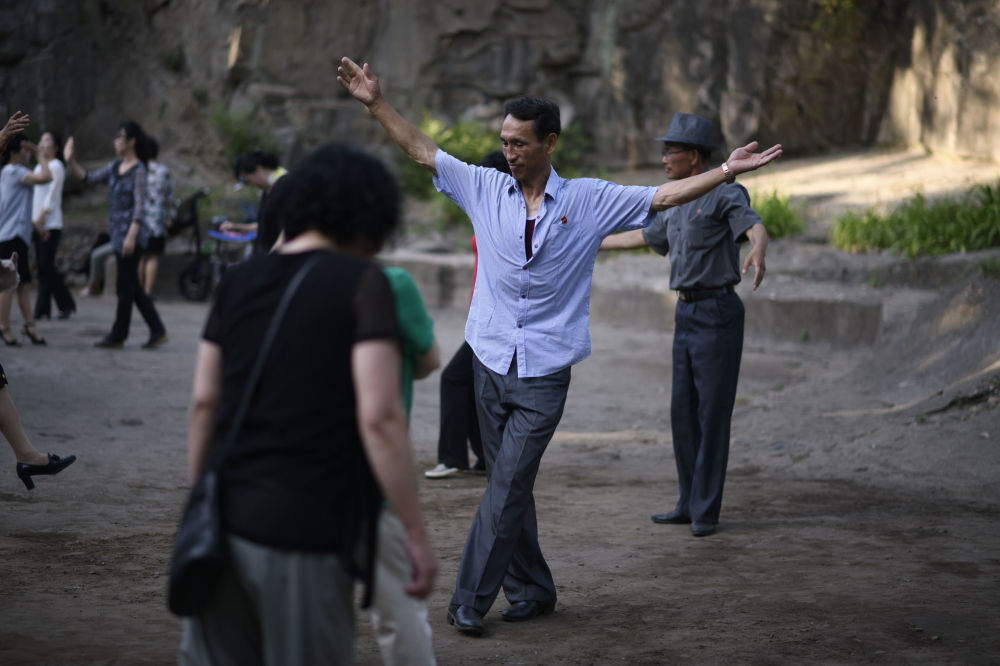 Một nhóm các vũ công tại công viên Moran ở Bình Nhưỡng.