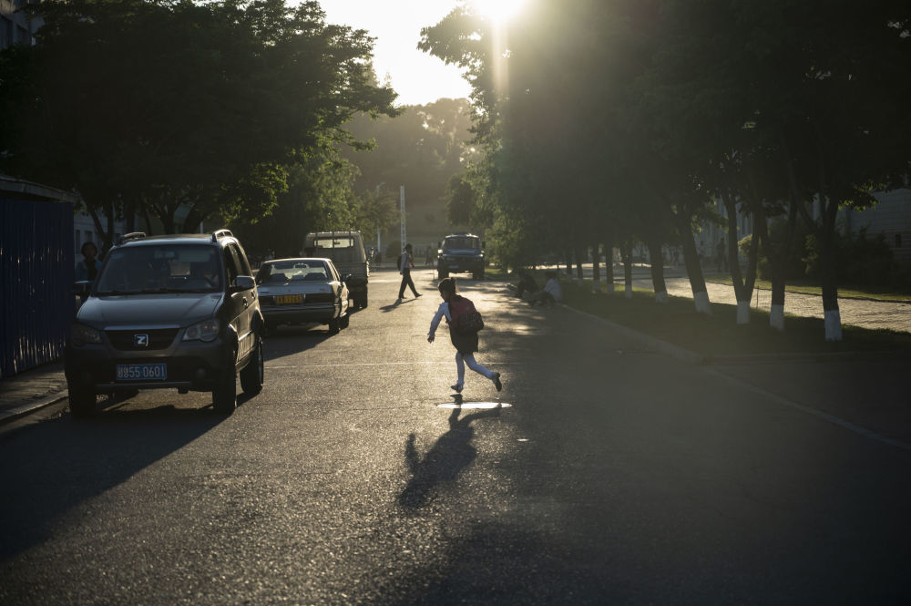 Một đứa trẻ chạy trên con đường ngập nắng ở thủ đô của Triều Tiên.