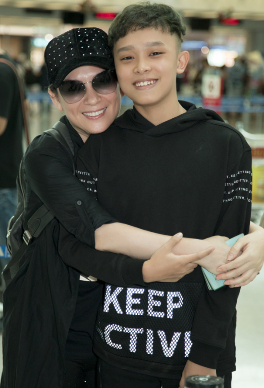Phi Nhung đưa con trai nuôi Hồ Văn Cường đi Mỹ lưu diễn. 