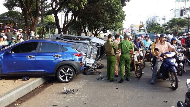 Chiếc xe gây ra vụ tai nạn liên hoàn (màu xanh) tại hiện trường. (Ảnh: Dân Trí).