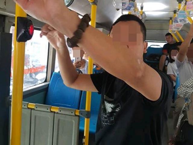 Tin tức tai nạn giao thông ngày 22/6: Hình ảnh kẻ biến thái 'tự sướng' trên xe buýt bị người dân tóm cổ.
