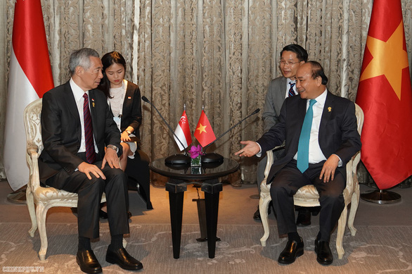 Thủ tướng Nguyễn Xuân Phúc và Thủ tướng Lý Hiển Long gặp nhau bên lề Hội nghị cấp cao ASEAN ở Thái Lan ngày 22/6. Hai Thủ tướng cho rằng cuộc gặp giúp hai bên hiểu nhau hơn.(Ảnh: VGP).