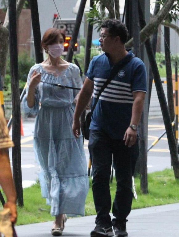 Lâm Chí Linh đi giày bệt, mặc váy rộng làm rộ lên tin đồn mang thai.