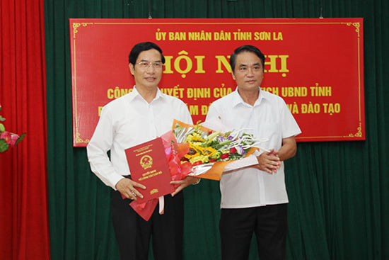 Lãnh đạo UBND tỉnh Sơn La trao quyết định bổ nhiệm chức vụ Phó Giám đốc Sở GD&ĐT cho ông Nguyễn Huy Hoàng. (Ảnh: Báo Sơn La).