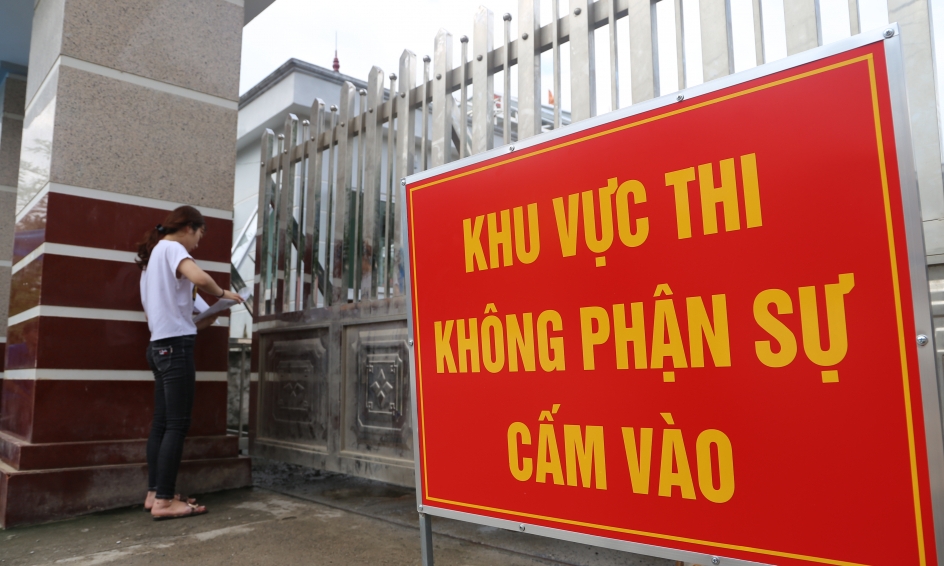 Hình ảnh nữ thí sinh Hà Giang đến điểm thi muộn và không được dự thi môn văn  THPT Quốc gia 2019. (Ảnh: VTC).