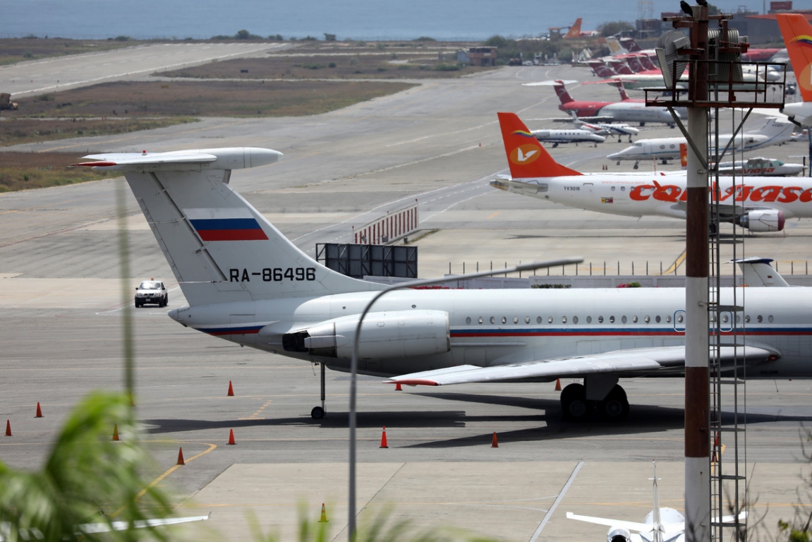 Máy bay Il-62 có cờ Nga và số đuôi RA-86496 được cho là đang đậu tại sân bay quốc tế Simon Bolivar hôm 24/6.
