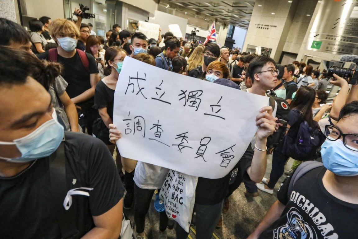 Những người biểu tình đòi chình quyền Hong Kong hủy bỏ dự luật dẫn độ cũng như đưa vấn đề Hong Kong tới hội nghị thượng đỉnh G20.