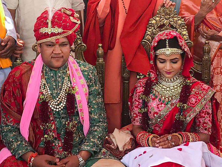 Kritika Singhal, con gái của thương gia kim cương Suresh Singhal và Suryakant, con trai của doanh nhân Ajay Gupta trong một nghị lễ cưới của họ tại Auli, thành phố Joshimath hôm 20/6.