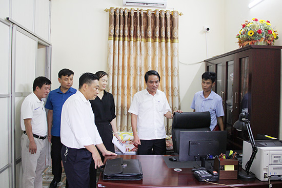 Ban chỉ đạo thi THPT Quốc gia 2019 tại Sơn La đi kiểm tra công tác thi cử tại một số trường. (Ảnh: Báo Sơn La).