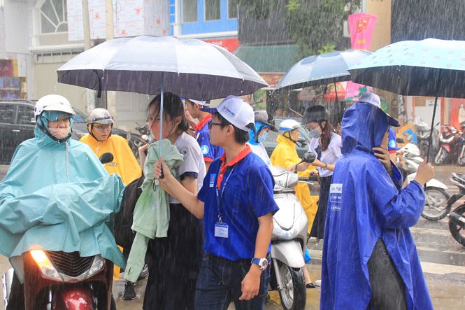 mua-trang-troi-cac-bac-si-tuong-lai-che-o-ruoc-hoc-sinh-vao-phong-thi