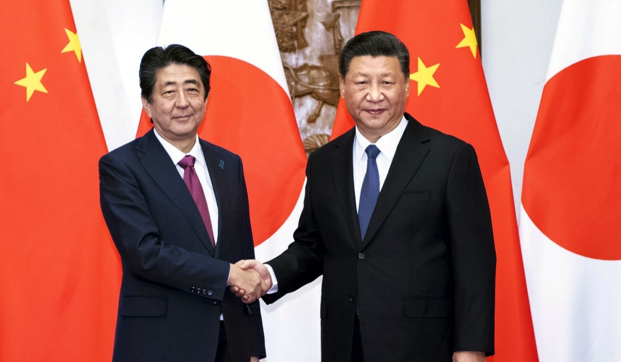 Thủ tướng Nhật Bản Shinzo Abe bắt tay Chủ tịch Trung Quốc Tập Cận Bình tại Bắc Kinh năm ngoái.