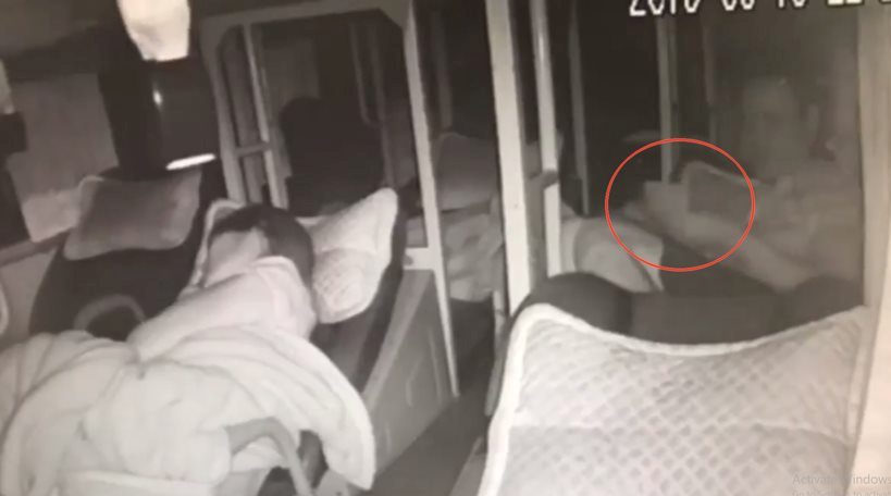 Hình ảnh gã đàn ông lục lọi ví tiền của người phụ nữ trên xe khách giường nằm.