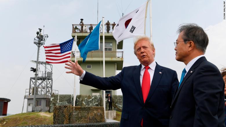 Tổng thống Mỹ Donald Trump và Tổng thống Hàn Quốc Moon Jae-in tại Đài quan sát ở DMZ ngày 30/6.
