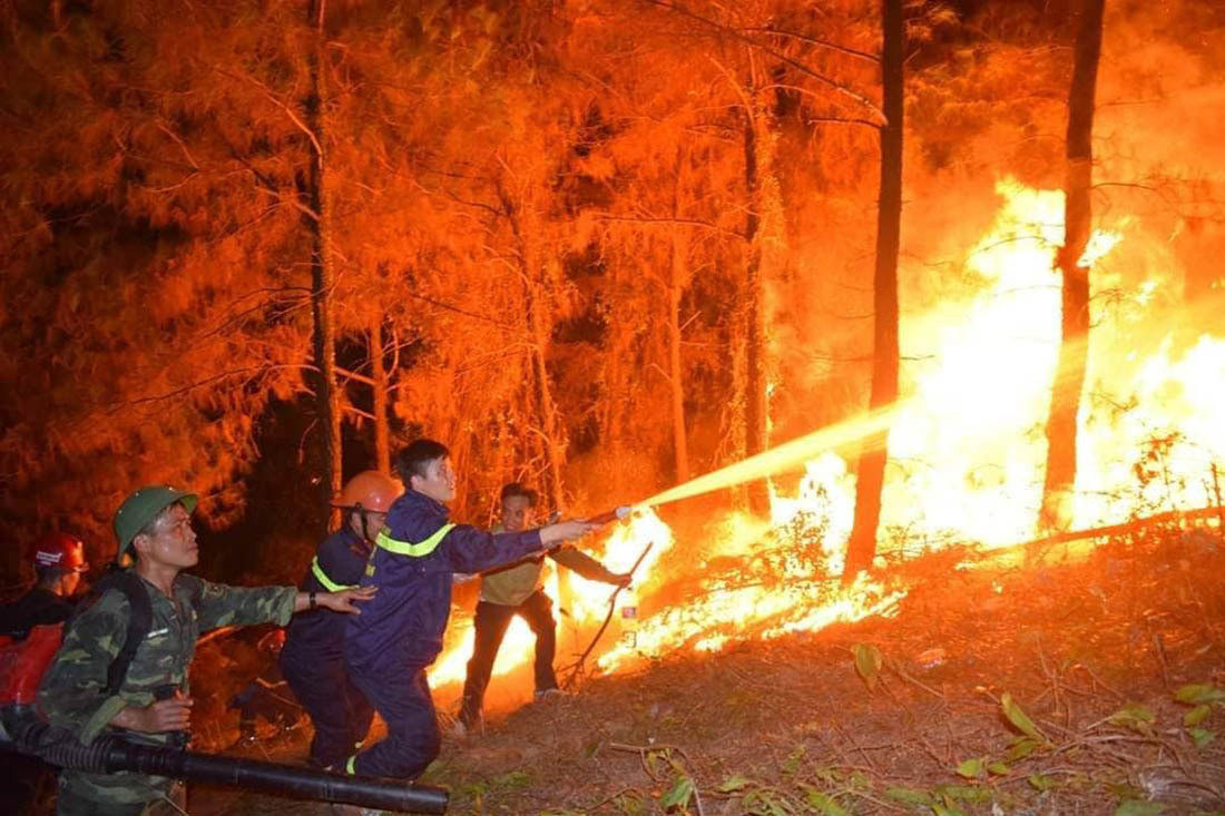 Hàng nghìn người được huy động đến dập lửa trong vụ cháy rừng ở Hà Tĩnh.