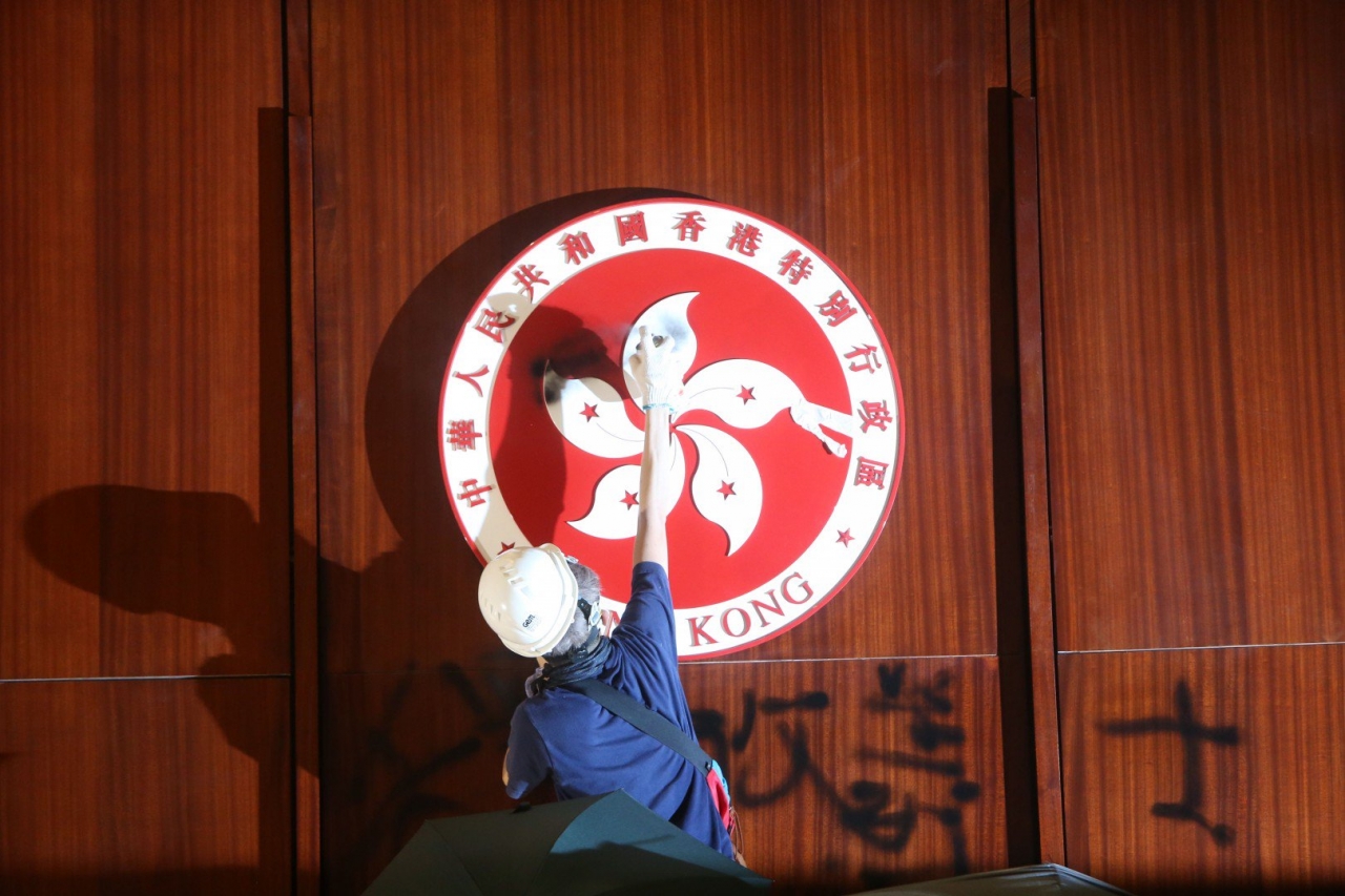 Một người vẽ lên biểu tượng của Hong Kong.