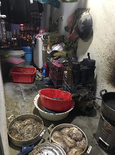 Hình ảnh một người dân đun bếp than tại chung cư An Bình khiến cư dân nơi đây được phen hoảng hoạn.