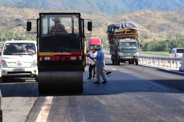 Cao tốc Đà Nẵng - Quảng Ngãi bị dư luận nghi ngờ về chất lượng sau khi liên tục phải sửa chữa dù mới khánh thành. (Ảnh: Dân Trí).