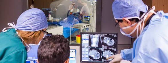 Các bác sĩ Pháp phân tích hình ảnh khối u. (Ảnh: AFP).