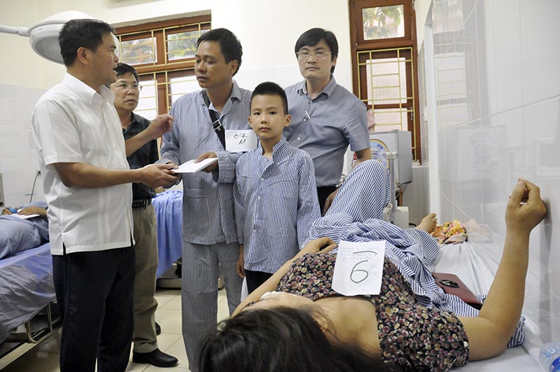 Lãnh đạo tỉnh Quảng Ninh thăm và hỗ trợ nạn nhân trong vụ tai nạn xe khách lao xuống vực.