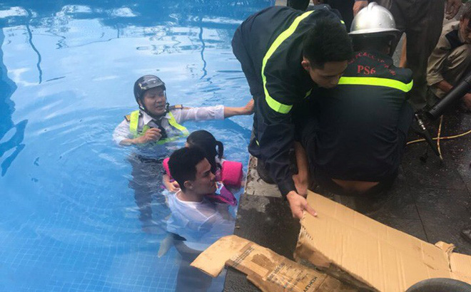 Cánh tay của bé gái bị mắc kẹt vào đường ống dẫn nước tại bể bơi của tòa nhà nằm trong khu đô thị Ciputra.